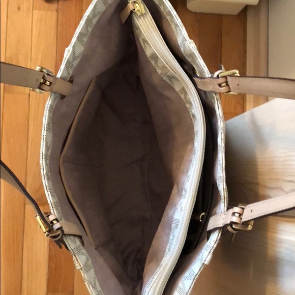 White Michael Kors purse excellent condition - Picture 2 of 3